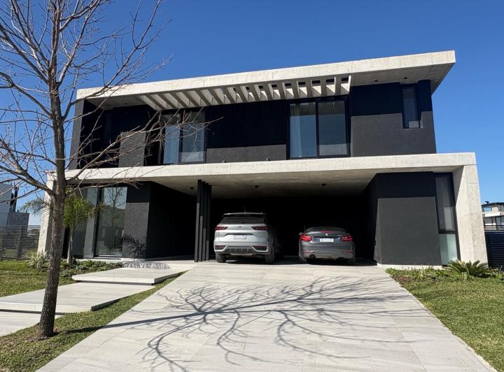 Casa · 432m² · 6 Ambientes · 1 Cochera