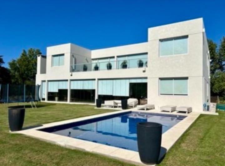 Casa · 450m² · 7 Ambientes · 3 Cocheras
