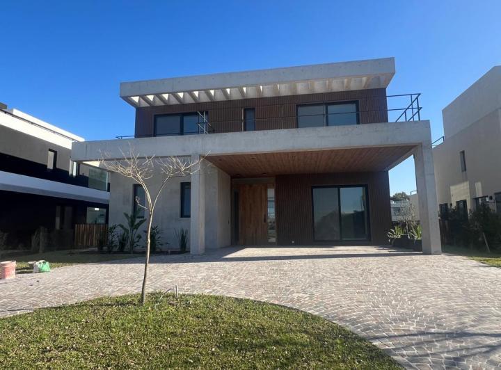 Casa · 800m² · 8 Ambientes · 4 Cocheras