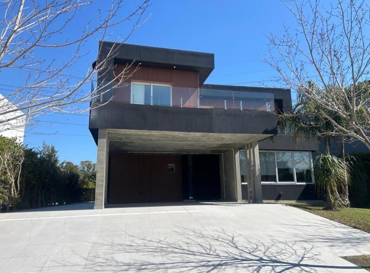 Casa · 300m² · 7 Ambientes · 5 Cocheras