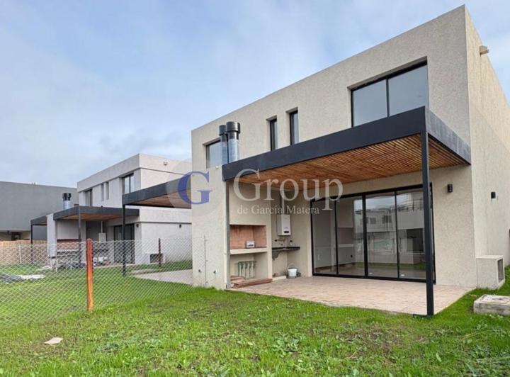 Casa · 121m² · 5 Ambientes · 1 Cochera