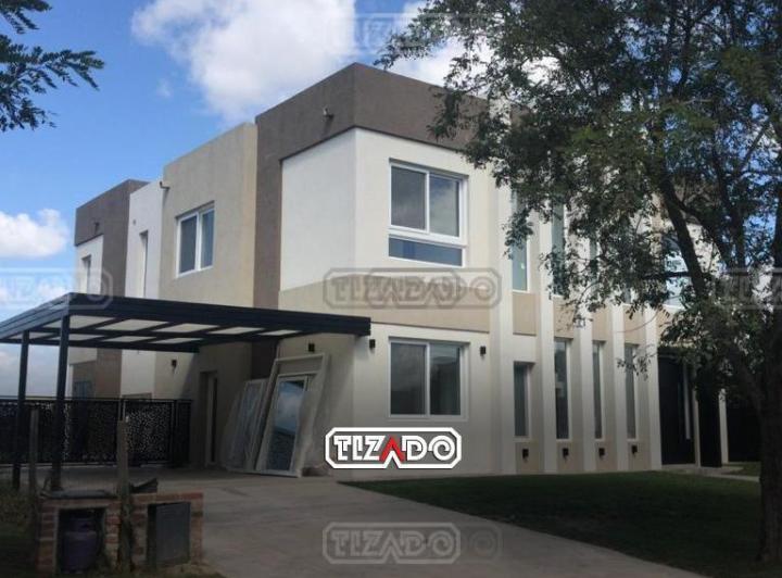 Casa · 243m² · 5 Ambientes · 2 Cocheras