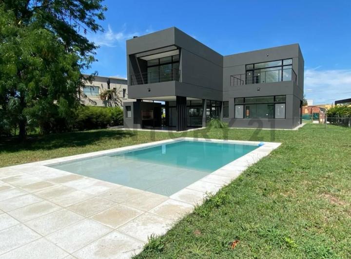 Casa · 294m² · 5 Ambientes · 2 Cocheras