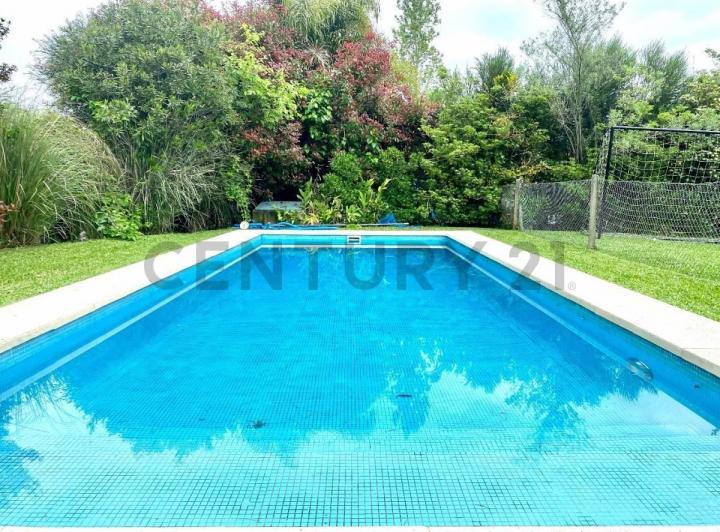Casa · 250m² · 6 Ambientes · 2 Cocheras