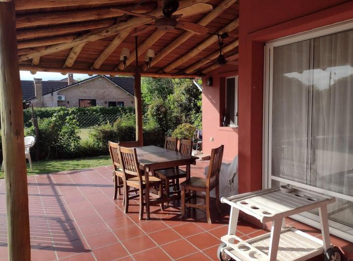 Casa · 220m² · 6 Ambientes · 2 Cocheras
