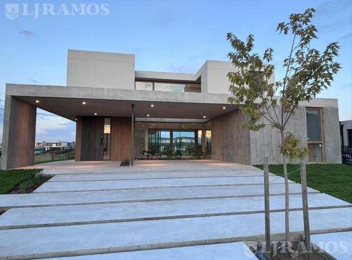 Casa · 300m² · 5 Ambientes · 3 Cocheras