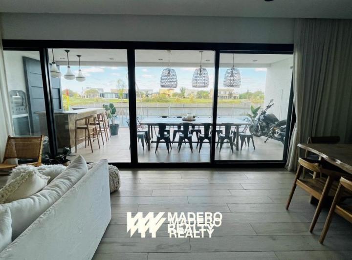 Casa · 360m² · 8 Ambientes · 2 Cocheras