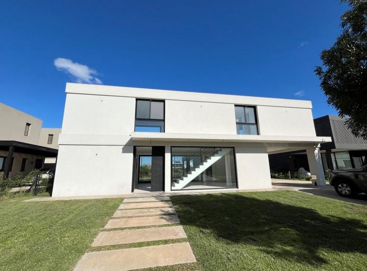 Casa · 290m² · 5 Ambientes · 2 Cocheras