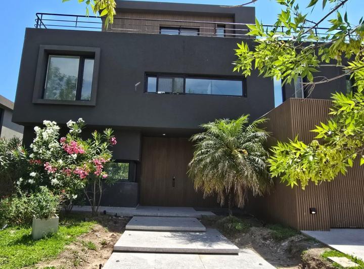 Casa · 1000m² · 7 Ambientes · 3 Cocheras
