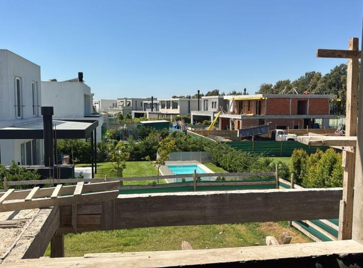 Casa · 320m² · 6 Ambientes · 4 Cocheras