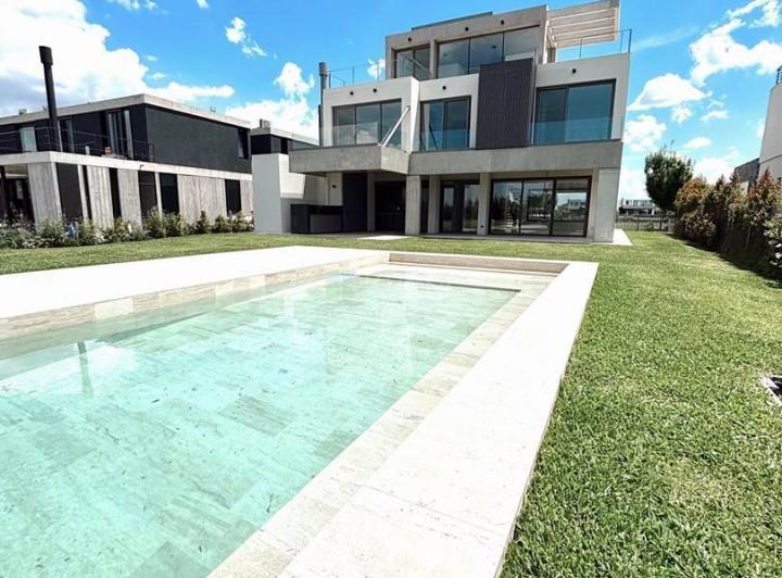 Casa · 336m² · 9 Ambientes · 2 Cocheras
