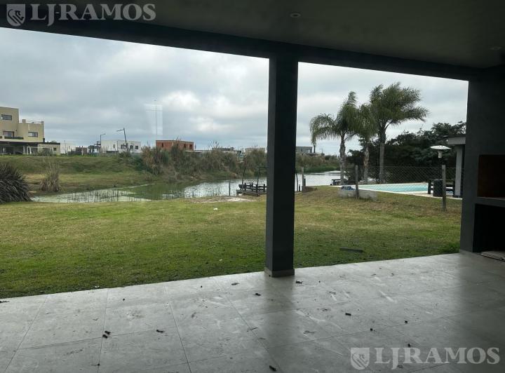 Casa · 222m² · 5 Ambientes · 2 Cocheras