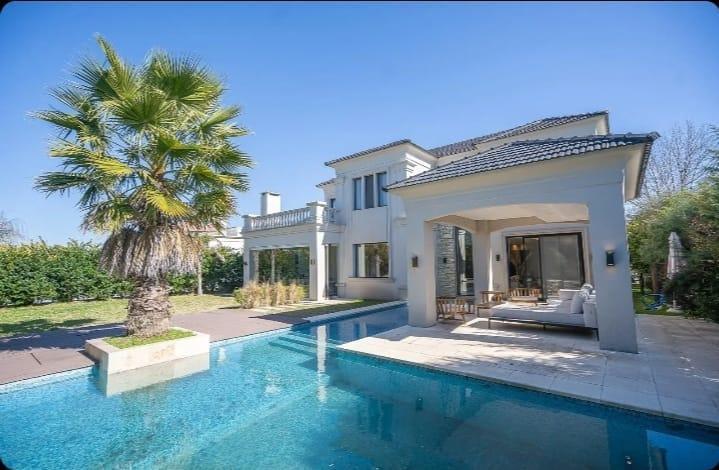 Casa · 230m² · 7 Ambientes · 2 Cocheras