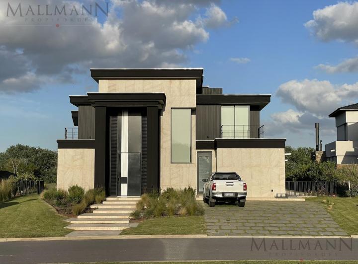 Casa · 700m² · 11 Ambientes · 2 Cocheras