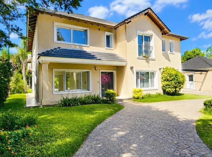 Casa · 423m² · 6 Ambientes · 1 Cochera