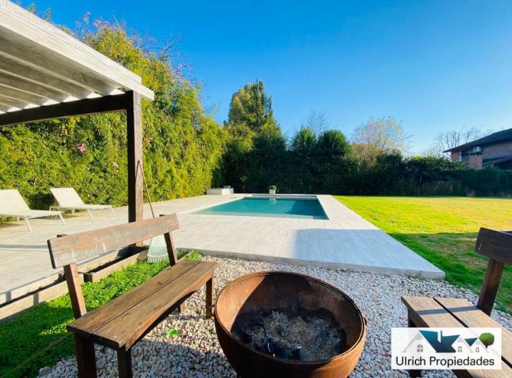 Casa · 350m² · 6 Ambientes · 2 Cocheras