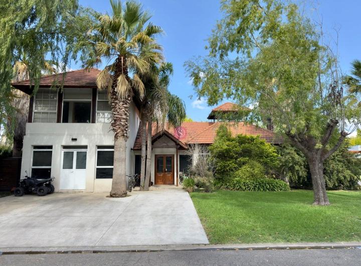 Casa · 370m² · 5 Ambientes · 1 Cochera
