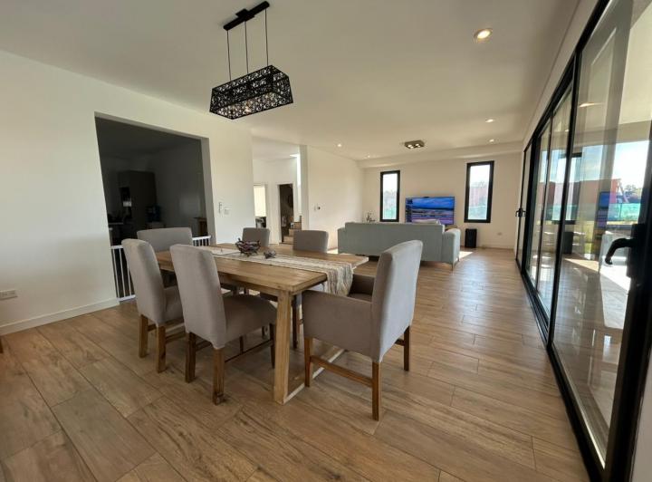 Casa · 226m² · 7 Ambientes · 6 Cocheras