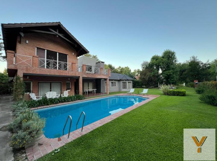 Casa · 252m² · 5 Ambientes · 4 Cocheras