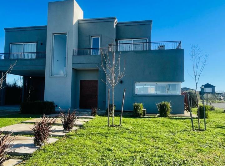 Casa · 893m² · 6 Ambientes · 6 Cocheras