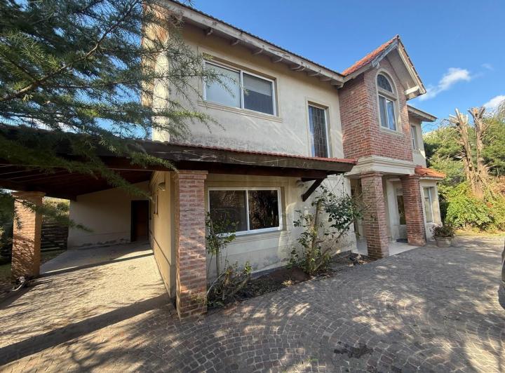 Casa · 865m² · 5 Ambientes · 3 Cocheras