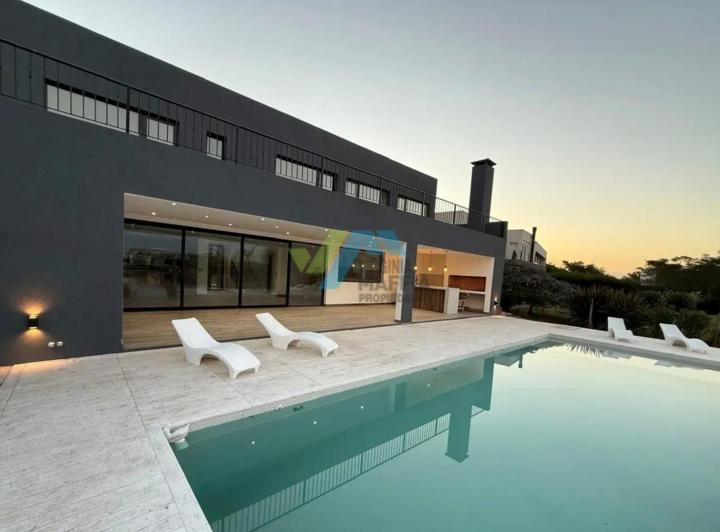 Casa · 360m² · 7 Ambientes · 4 Cocheras