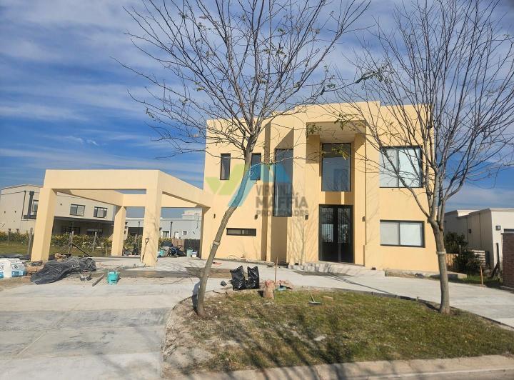 Casa · 220m² · 5 Ambientes · 5 Cocheras