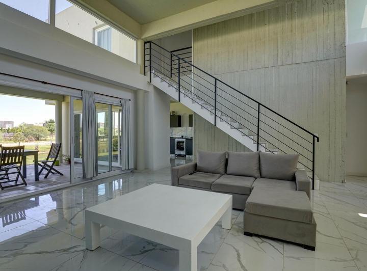 Casa · 256m² · 5 Ambientes · 6 Cocheras
