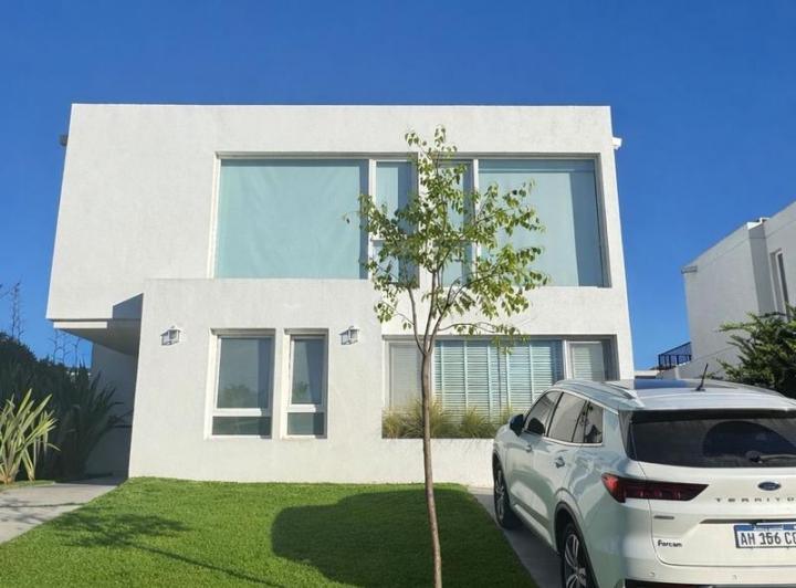 Casa · 246m² · 6 Ambientes · 4 Cocheras