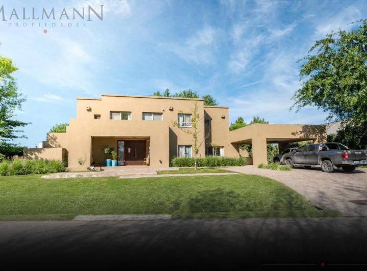 Casa · 670m² · 11 Ambientes · 4 Cocheras