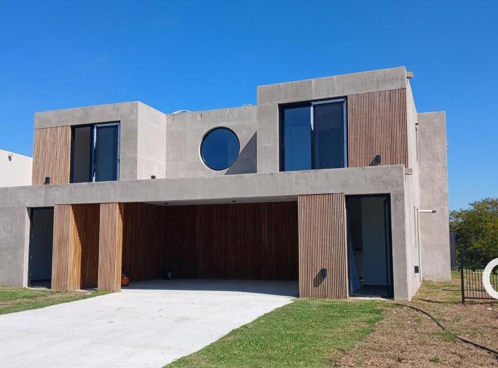Casa · 264m² · 6 Ambientes · 2 Cocheras