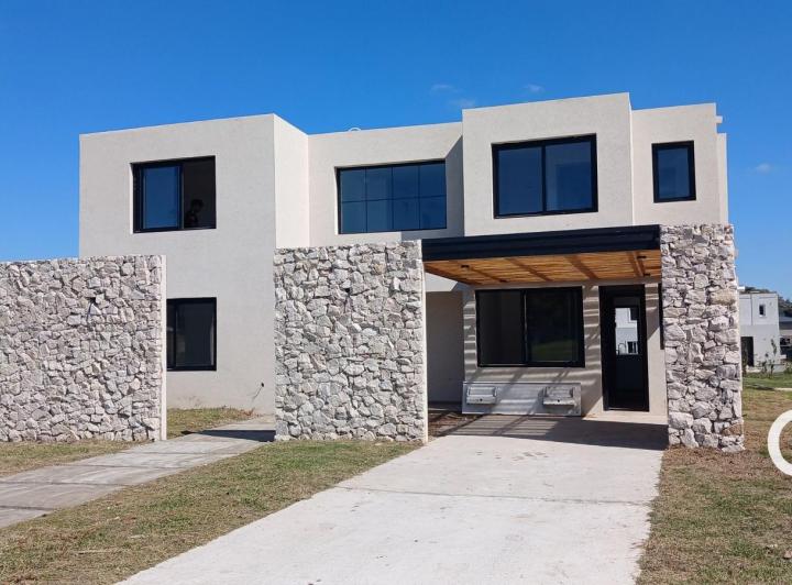 Casa · 254m² · 6 Ambientes · 1 Cochera