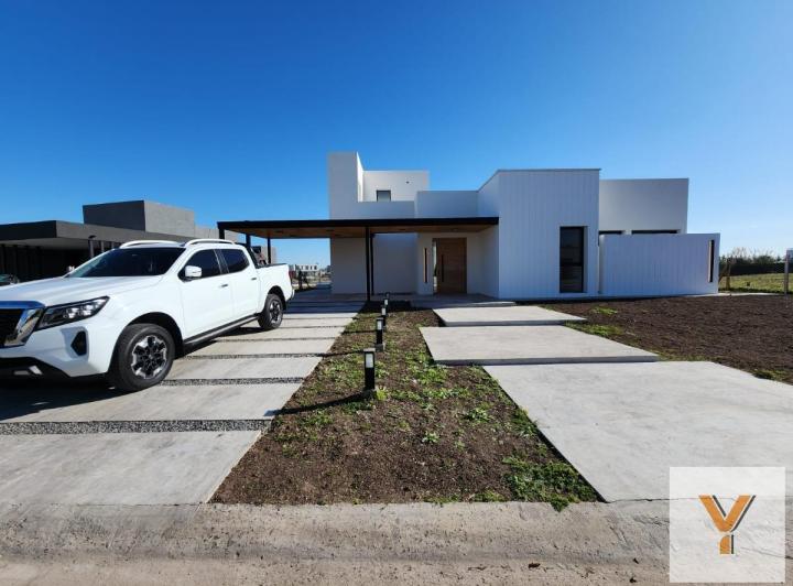Casa · 245m² · 5 Ambientes · 2 Cocheras