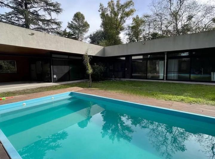 Casa · 2000m² · 5 Ambientes · 2 Cocheras