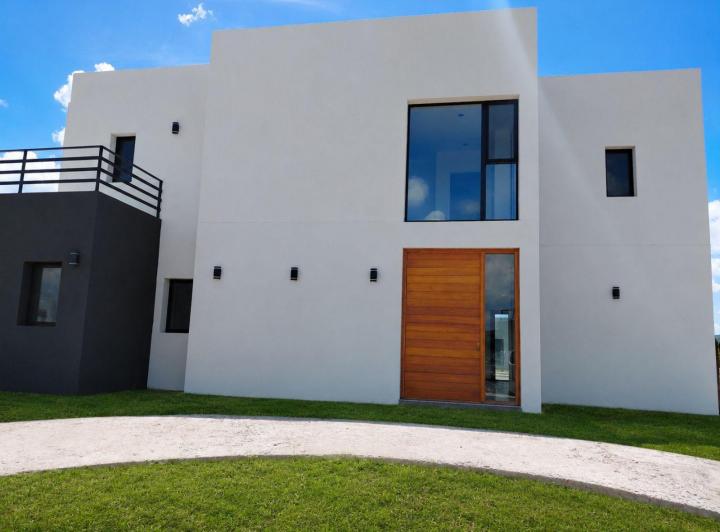 Casa · 217m² · 5 Ambientes · 4 Cocheras