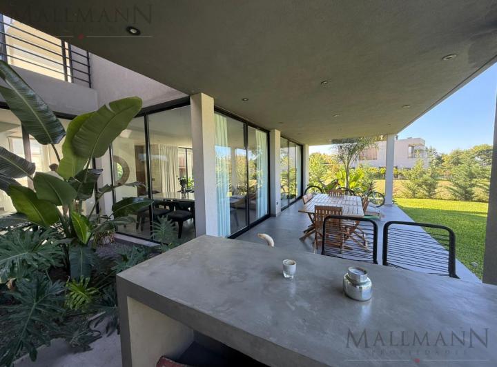 Casa · 269m² · 8 Ambientes · 2 Cocheras