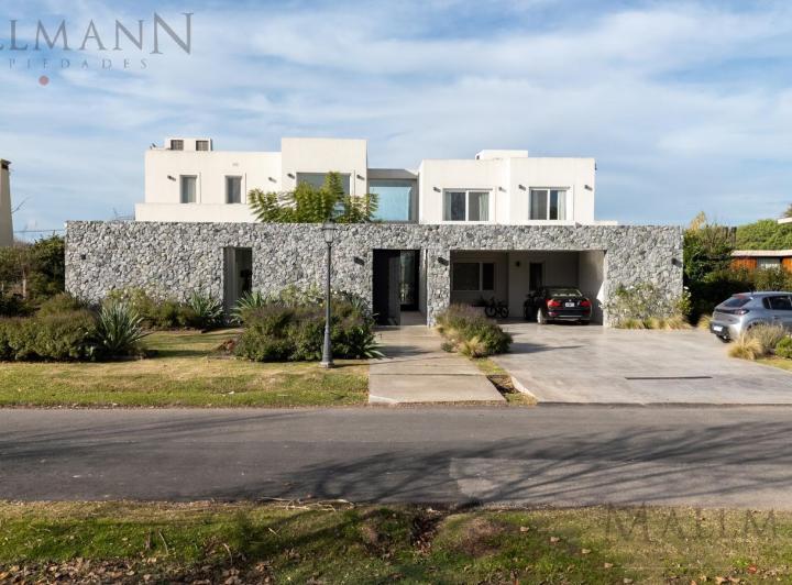 Casa · 690m² · 10 Ambientes · 2 Cocheras