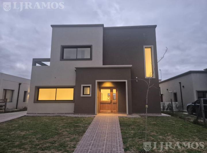 Casa · 221m² · 6 Ambientes · 3 Cocheras