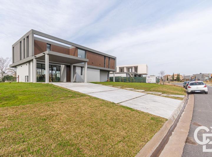 Casa · 300m² · 6 Ambientes · 2 Cocheras