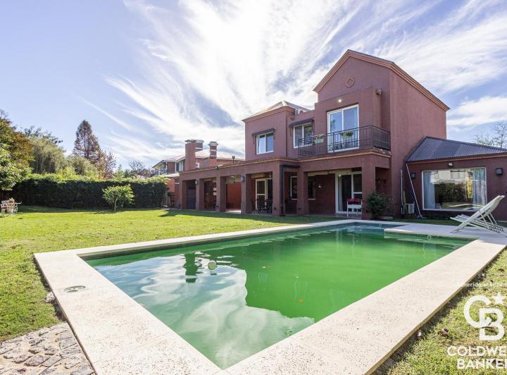 Casa · 250m² · 7 Ambientes · 2 Cocheras