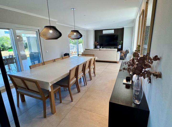 Casa · 280m² · 6 Ambientes · 2 Cocheras