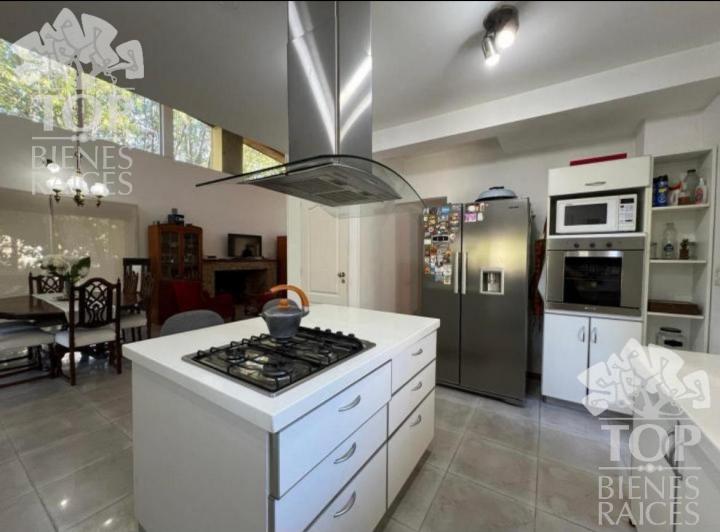 Casa · 228m² · 5 Ambientes · 4 Cocheras