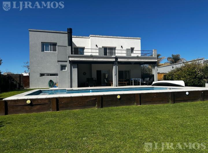 Casa · 235m² · 5 Ambientes · 2 Cocheras