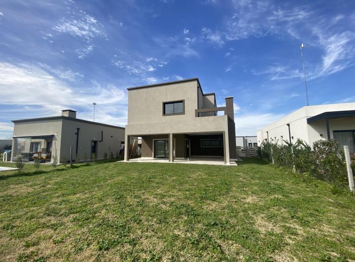Casa · 221m² · 5 Ambientes · 2 Cocheras