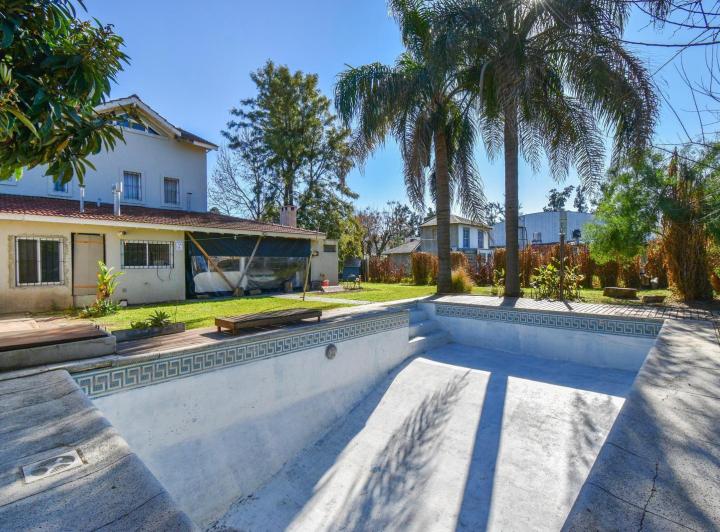 Casa · 182m² · 5 Ambientes · 2 Cocheras