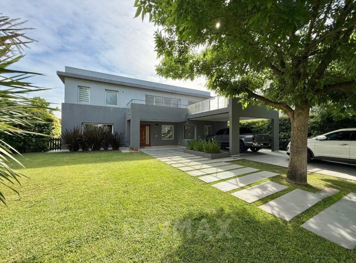 Casa · 246m² · 7 Ambientes · 1 Cochera