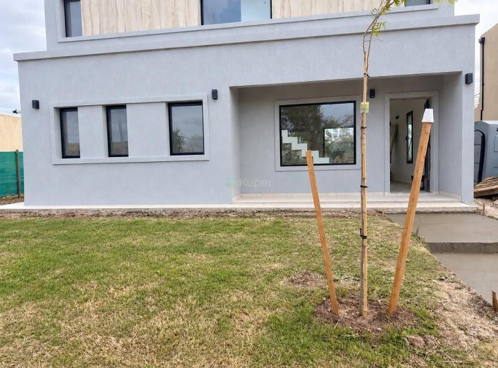 Casa · 135m² · 5 Ambientes · 2 Cocheras