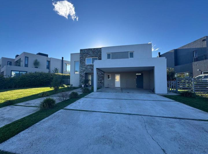 Casa · 240m² · 7 Ambientes