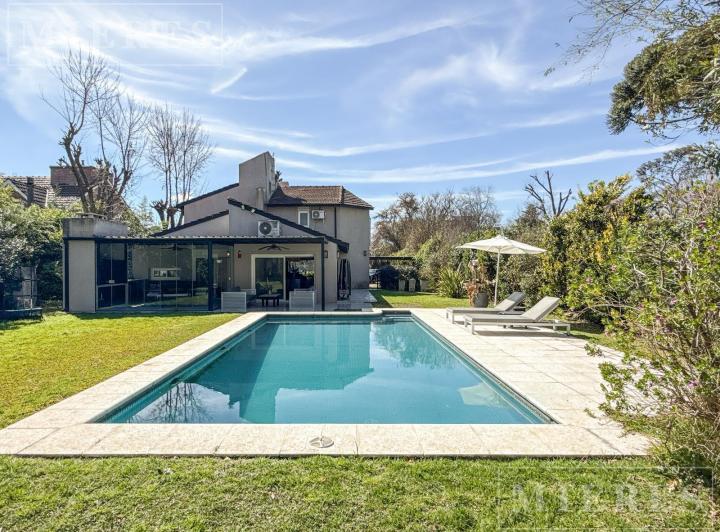 Casa · 250m² · 6 Ambientes · 1 Cochera