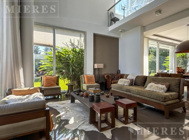 Casa · 445m² · 10 Ambientes · 2 Cocheras